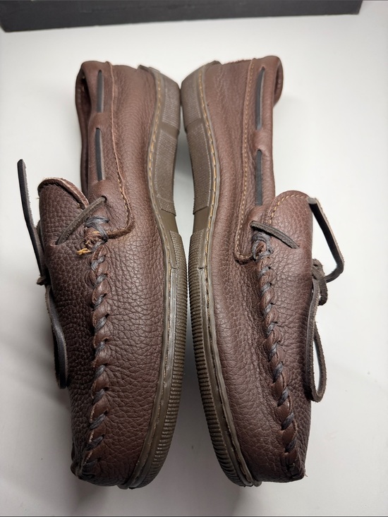 Minnetonka Men\'s Moosehide in Classic Chocolate US Size 10